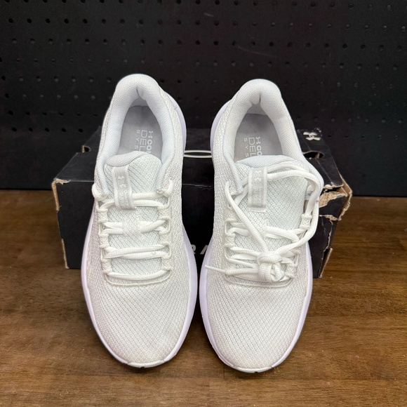 New W/ Box! Women's Under Armour Charged Surge 4 White Running Sneakers Size 7 - Picture 3 of 5